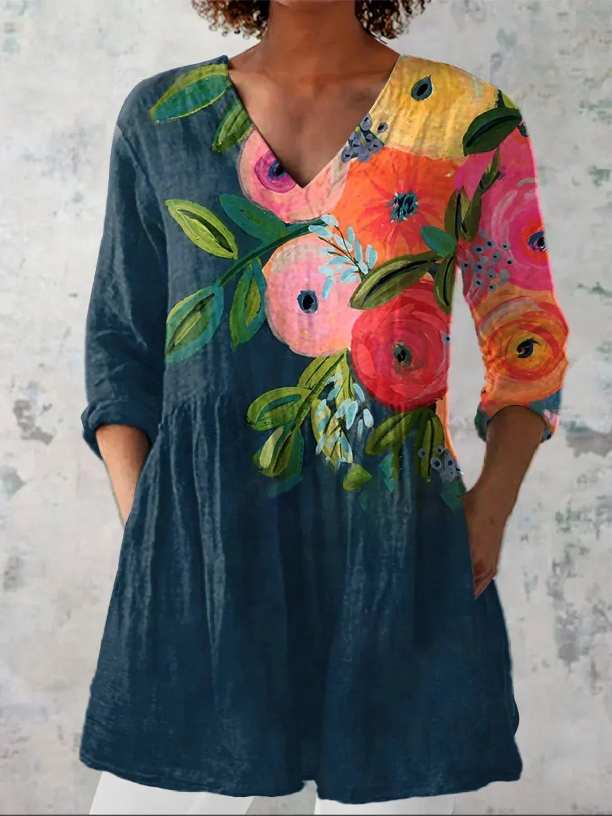 Elizabeth | Zeitloses Shirt mit Blumenmuster und V-Ausschnitt